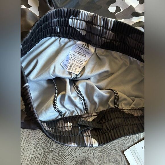 Adidas boys basketball shorts. Great to use for any sport practice - Picture 4 of 4